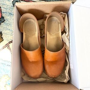 Sandgren's Brett Clogs in Tan